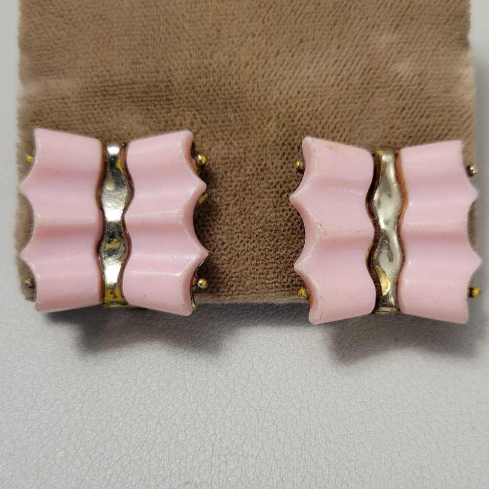 Vintage Unsigned Gold Tone Pink Plastic Wavey Square Clip Earrings AS IS